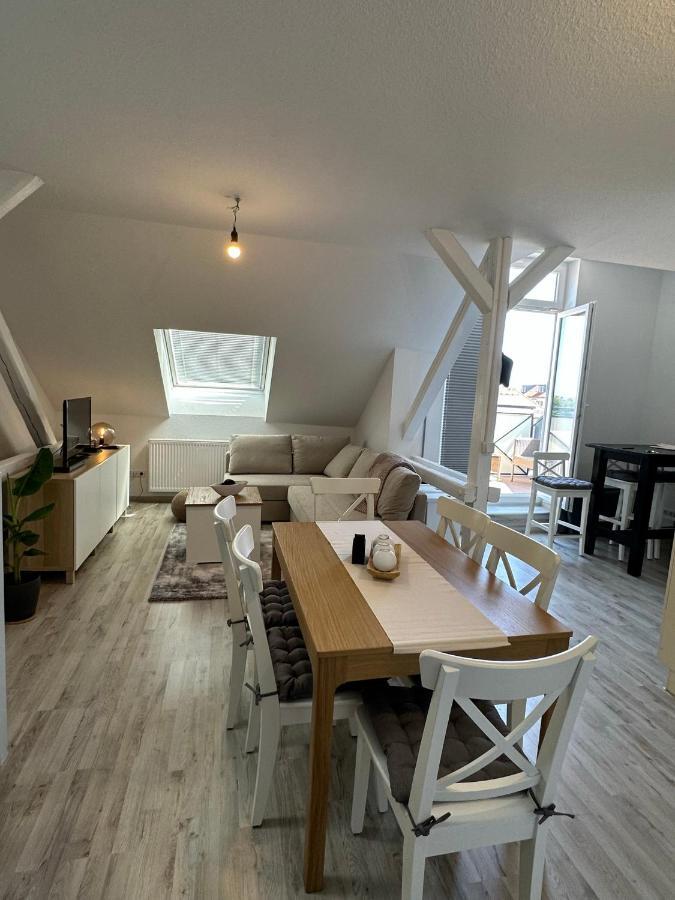 Gemuetliche Neurenovierte Dachgeschosswohnung Erfurt Bagian luar foto